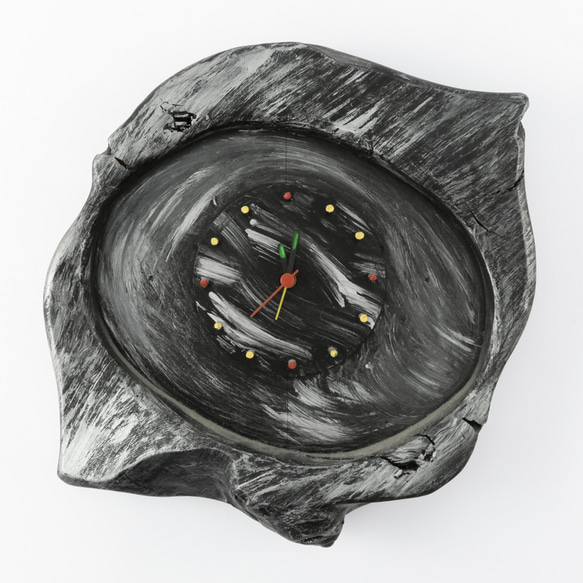 【壁かけ時計】ケヤキ製：素材の形はそのままに塗装した時計 1枚目の画像
