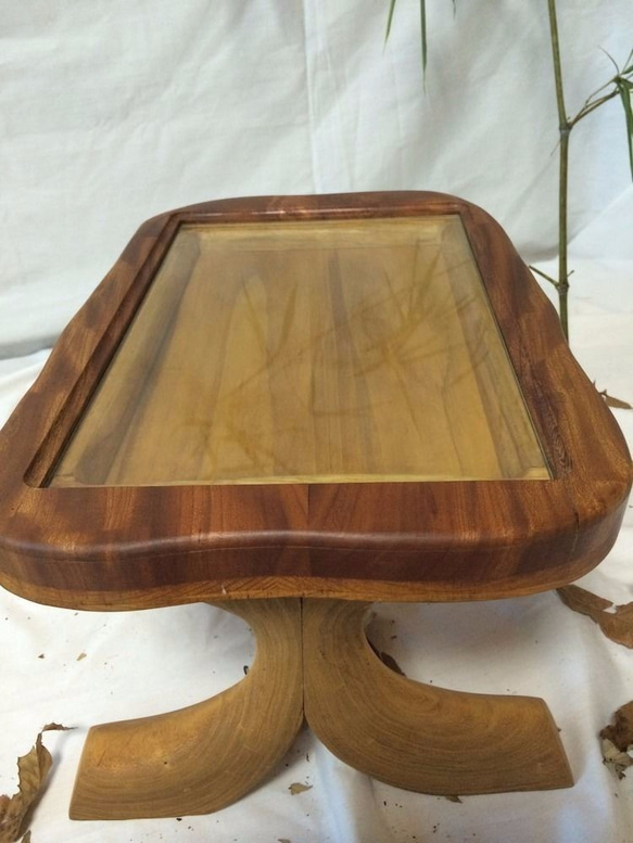 【テーブル】ケヤキ・キリ製：天板にガラスを入れた展示スペース付き 3枚目の画像