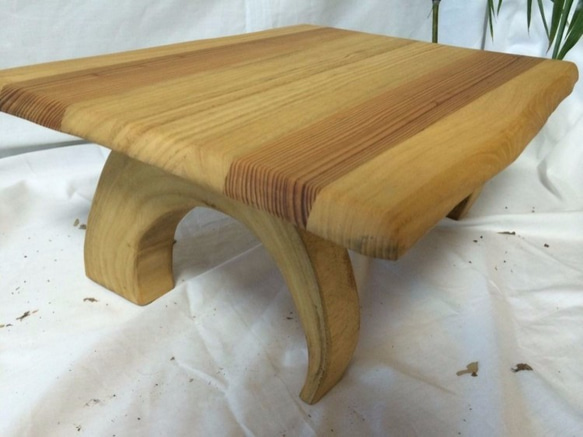 【テーブル】キリ・スギ製：滑らかで整った天板に半円形の脚 1枚目の画像