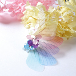 《イリス》虹の妖精のイヤーカフ　〜紫陽花とシフォン羽根のイヤーカフ（イヤリング）〜 5枚目の画像