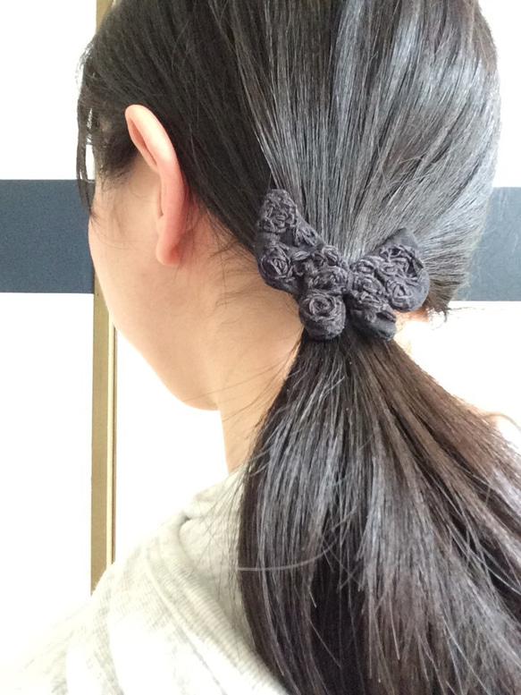 【送料込み】バラ刺繍いりチョウチョのヘアゴム 2枚目の画像