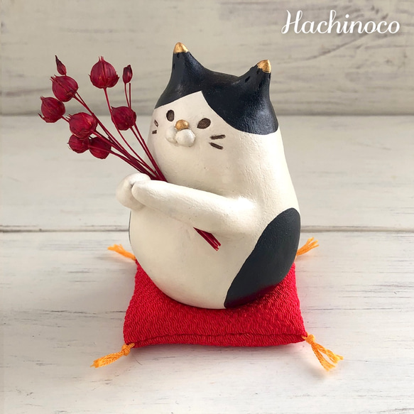 【受注制作】　陶土　牛柄のお花を持つ猫オブジェ　（ご注文後約２週間程度） 2枚目の画像