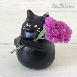 陶土　３色の中から選べる　お花を持つ黒猫オブジェ 3枚目の画像