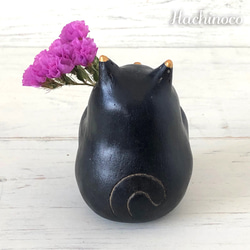 陶土　３色の中から選べる　お花を持つ黒猫オブジェ 4枚目の画像