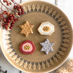 【クリスマスに】陶土 花ブローチorヘアゴムorポニーフック  七角形ビーズ/朱色 2枚目の画像