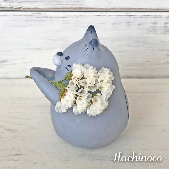 【再販】陶土　お花を持つグレー猫オブジェ 4枚目の画像