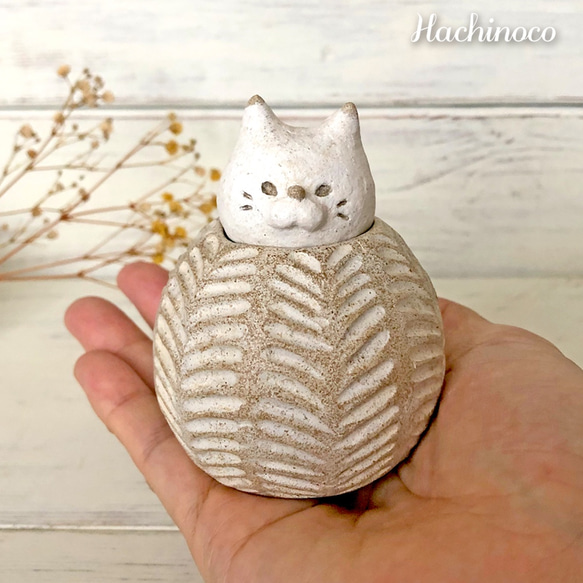 【受注制作】陶土　まんまる玉から顔を出す猫の小物入れ/しのぎ 7枚目の画像