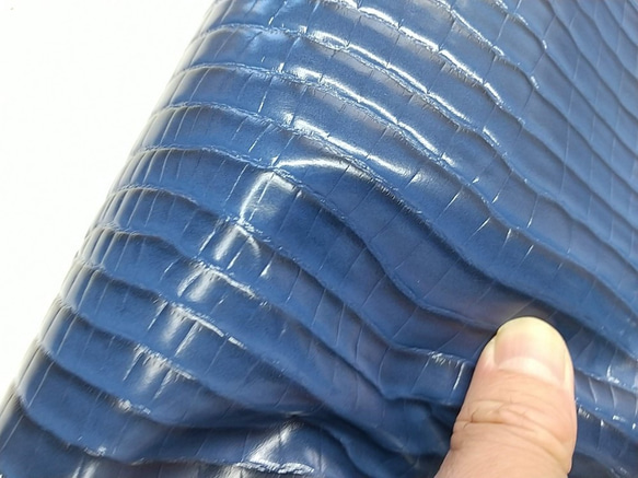 国産牛革　型押し（ワニ型）　ブルー系　大きさ161デシ　厚さ0.9～1.0ｍｍ 3枚目の画像