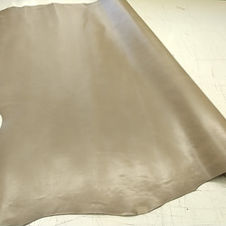 国産牛革　型押し（トカゲ型）　ダークベージュ　大きさ163デシ　厚さ0.9～1.0ｍｍ 1枚目の画像