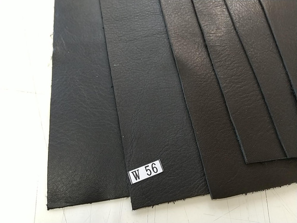 W56　 牛革　カット革小　黒（色味がバラバラ）20cm×12cm　7枚　1.1ｍｍ前後 2枚目の画像