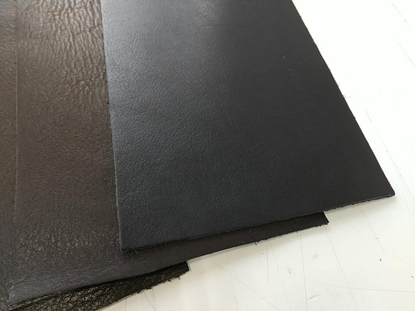 W56　 牛革　カット革小　黒（色味がバラバラ）20cm×12cm　7枚　1.1ｍｍ前後 3枚目の画像