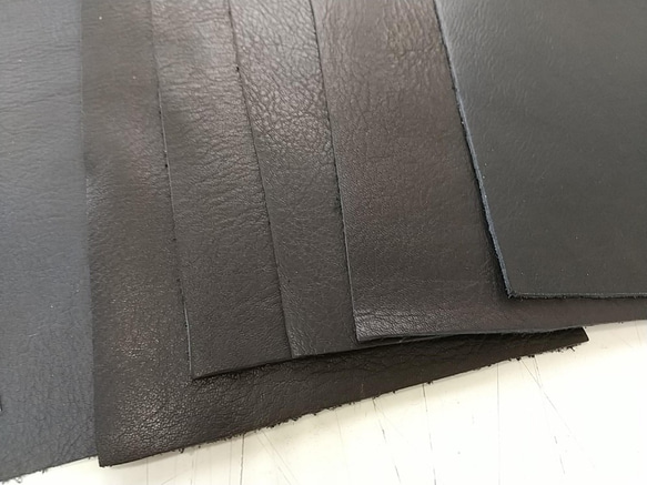 W56　 牛革　カット革小　黒（色味がバラバラ）20cm×12cm　7枚　1.1ｍｍ前後 4枚目の画像