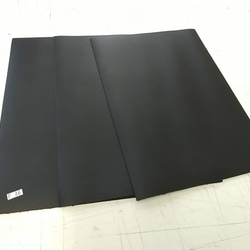F46 牛革 マット調 黒 A4サイズ＝3枚 1.1mm前後 はぎれ shinniko 