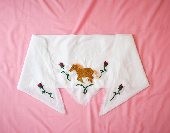 薔薇と馬の刺繍スカーフ 2枚目の画像