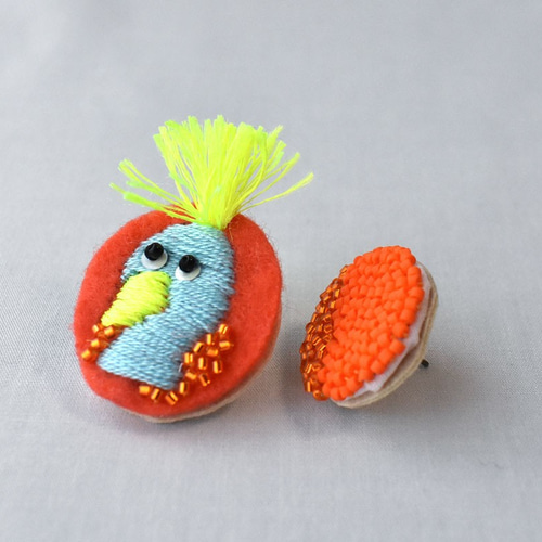 ふさふさヘアーの鳥さん ビーズ刺繍アシンメトリーピアス ピアス  