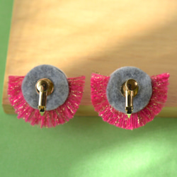 ラメドームとピンクフリンジのイヤリング 3枚目の画像