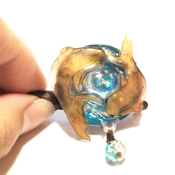 手書き揺れるガラスビーズの金魚　2Wayブローチ・ヘアクリップ 1枚目の画像