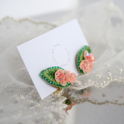 【Premiumシリーズ】添え桜＊ビーズ刺繍イヤリング 3枚目の画像