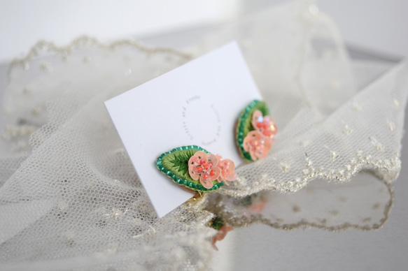 【Premiumシリーズ】添え桜＊ビーズ刺繍イヤリング 3枚目の画像