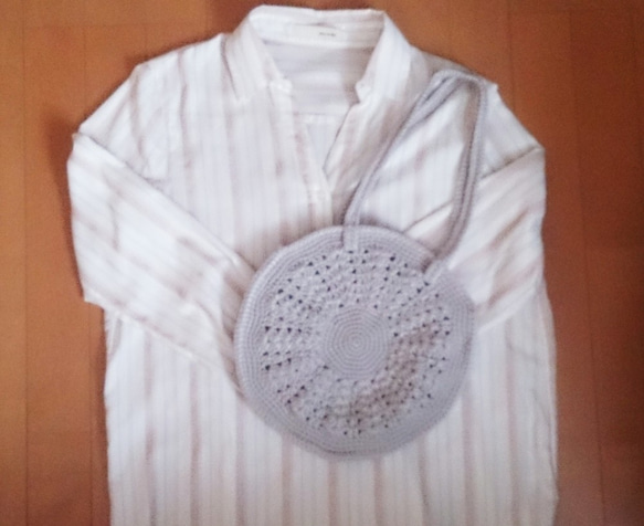 ニットバッグ (丸型 M：グレー） 編み物 麻ひもバッグ 2枚目の画像