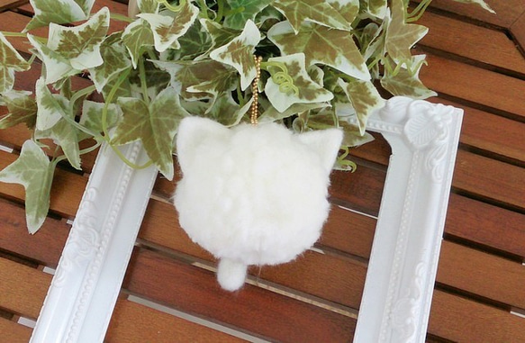 ファーポンポン（ネコ：白） ねこ　猫　にゃんこ 3枚目の画像