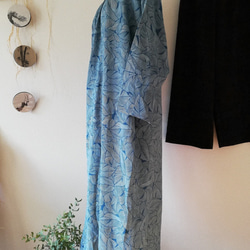 着物リメイク　縮緬　芭蕉布柄の水色カシュクールワンピース 2枚目の画像