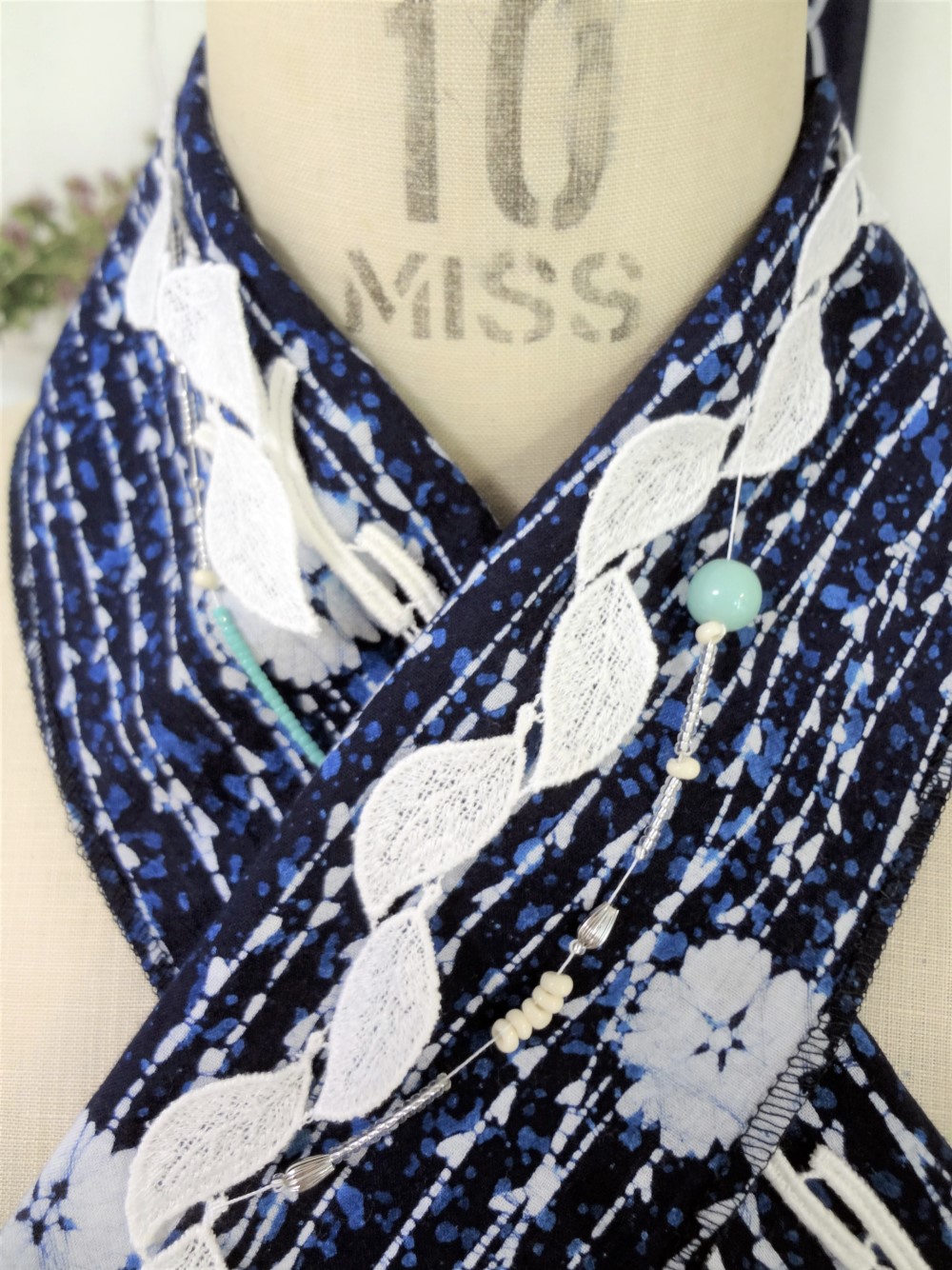 半襟　葉っぱのしずくレースとビーズのモチーフ