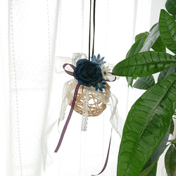 窓辺に涼しげラタンボール(全て手作り) つまみ細工薔薇藍染 アロマ用パッド付き 2枚目の画像