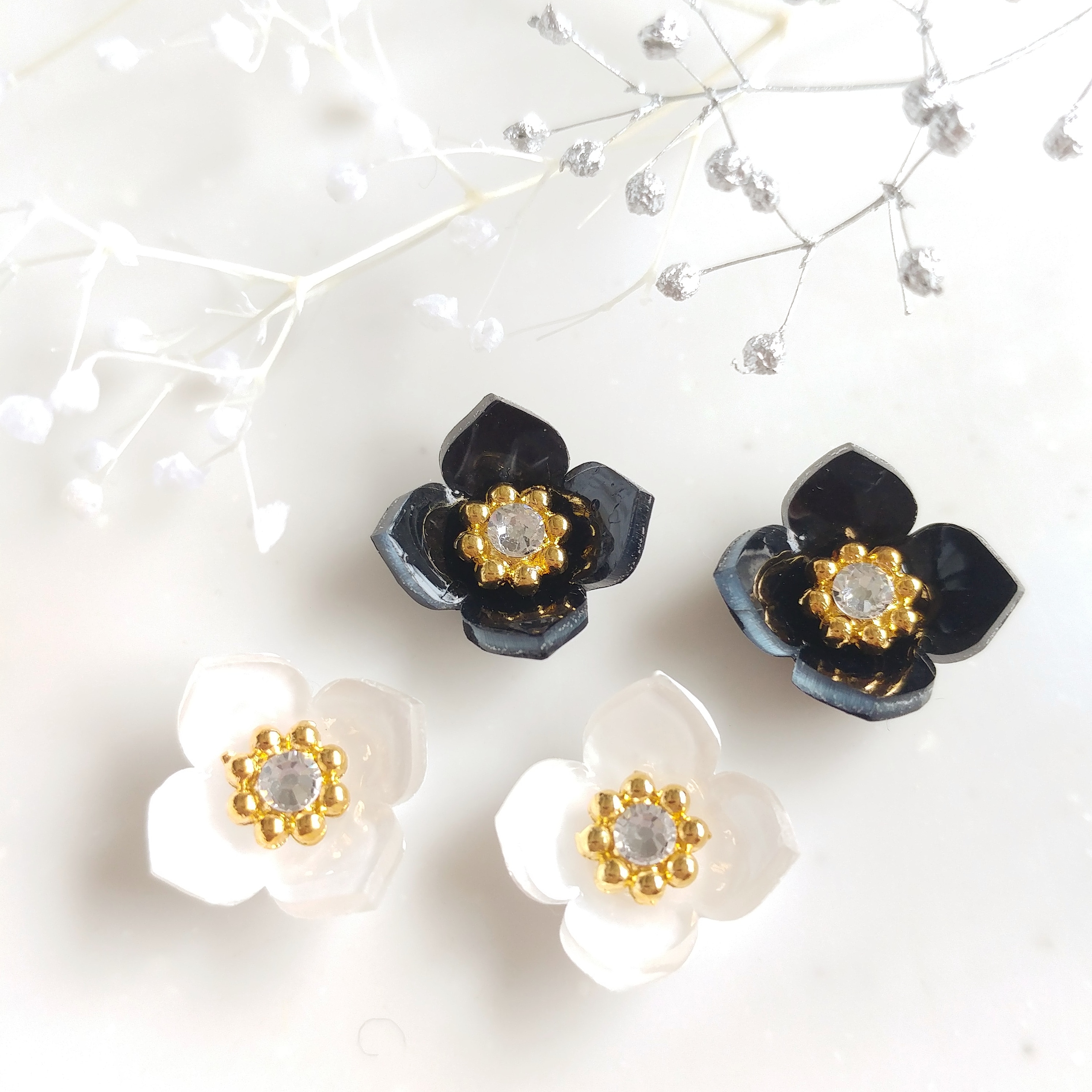 一片の小花ピアス【ホワイト・ブラック】 ピアス（スタッド・一粒 