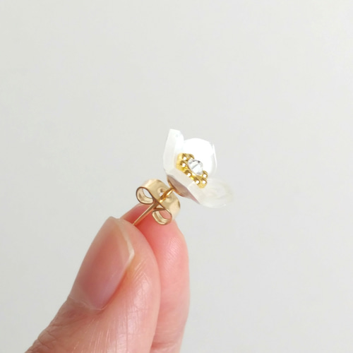 一片の小花ピアス【ホワイト・ブラック】 ピアス（スタッド・一粒 