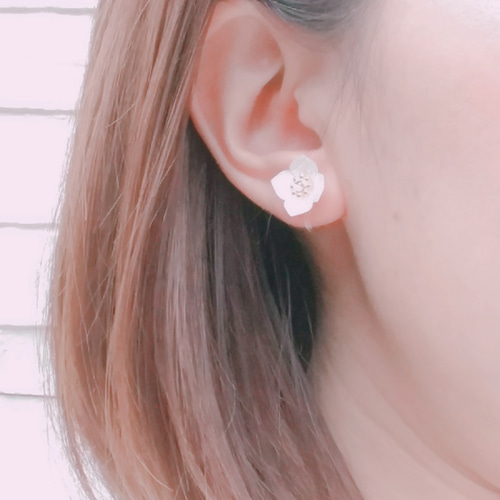 一片の小花ピアス【ホワイト・ブラック】 ピアス（スタッド・一粒 