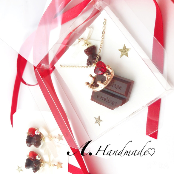 クラウン板チョコと大粒ハートスワロフスキーのネックレス 1枚目の画像
