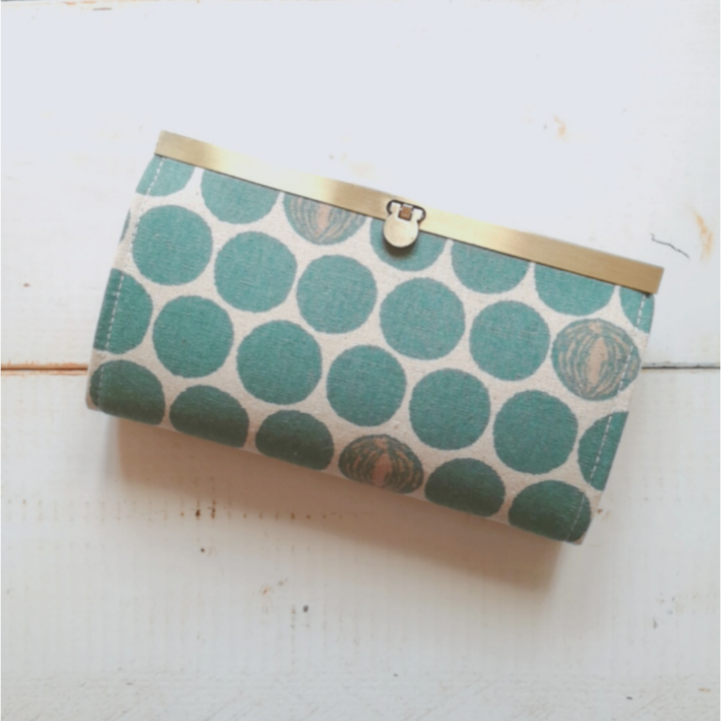 ミント色の丸柄 長財布　直線がま口