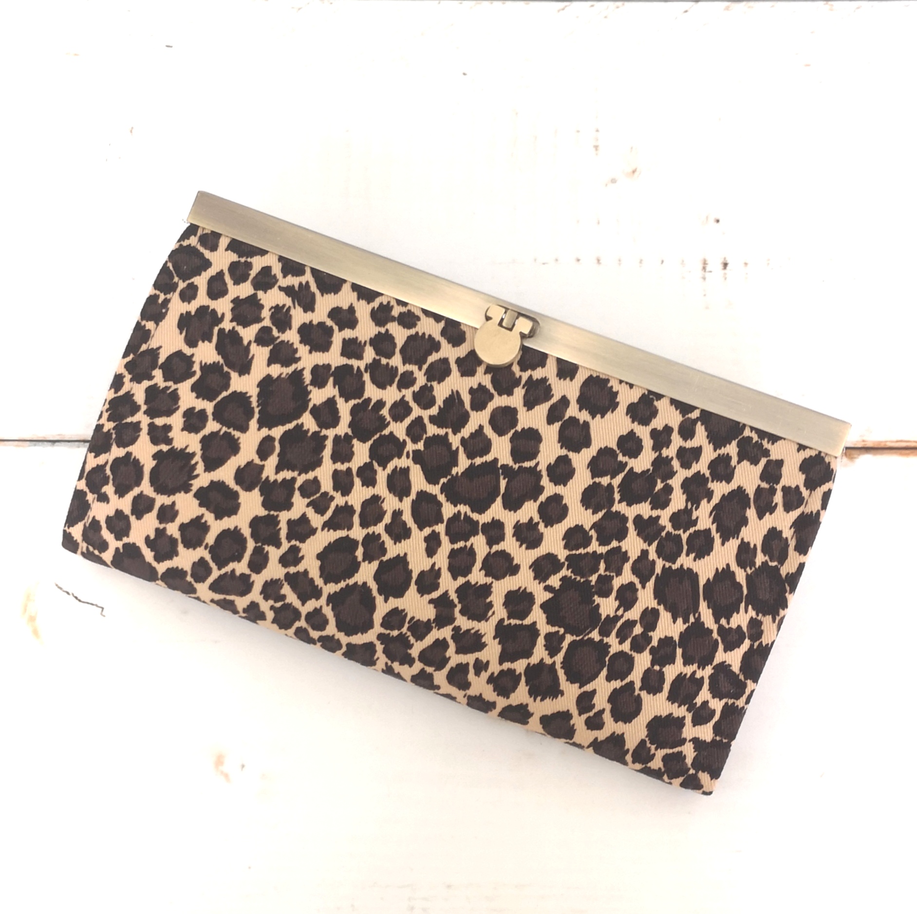 ダークブラウンのレオパード柄 長財布  がま口