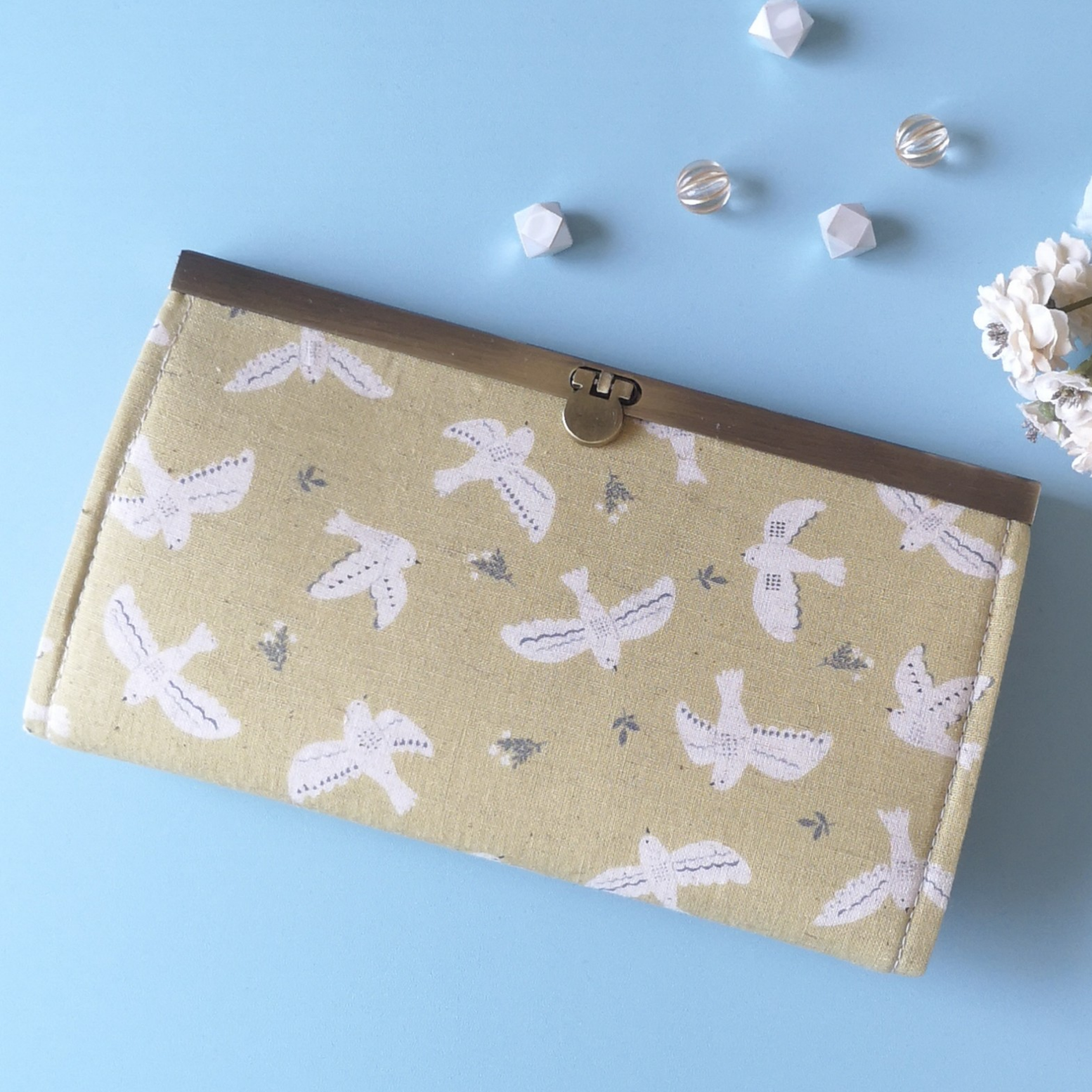 黄緑に綿毛柄　長財布 がま口