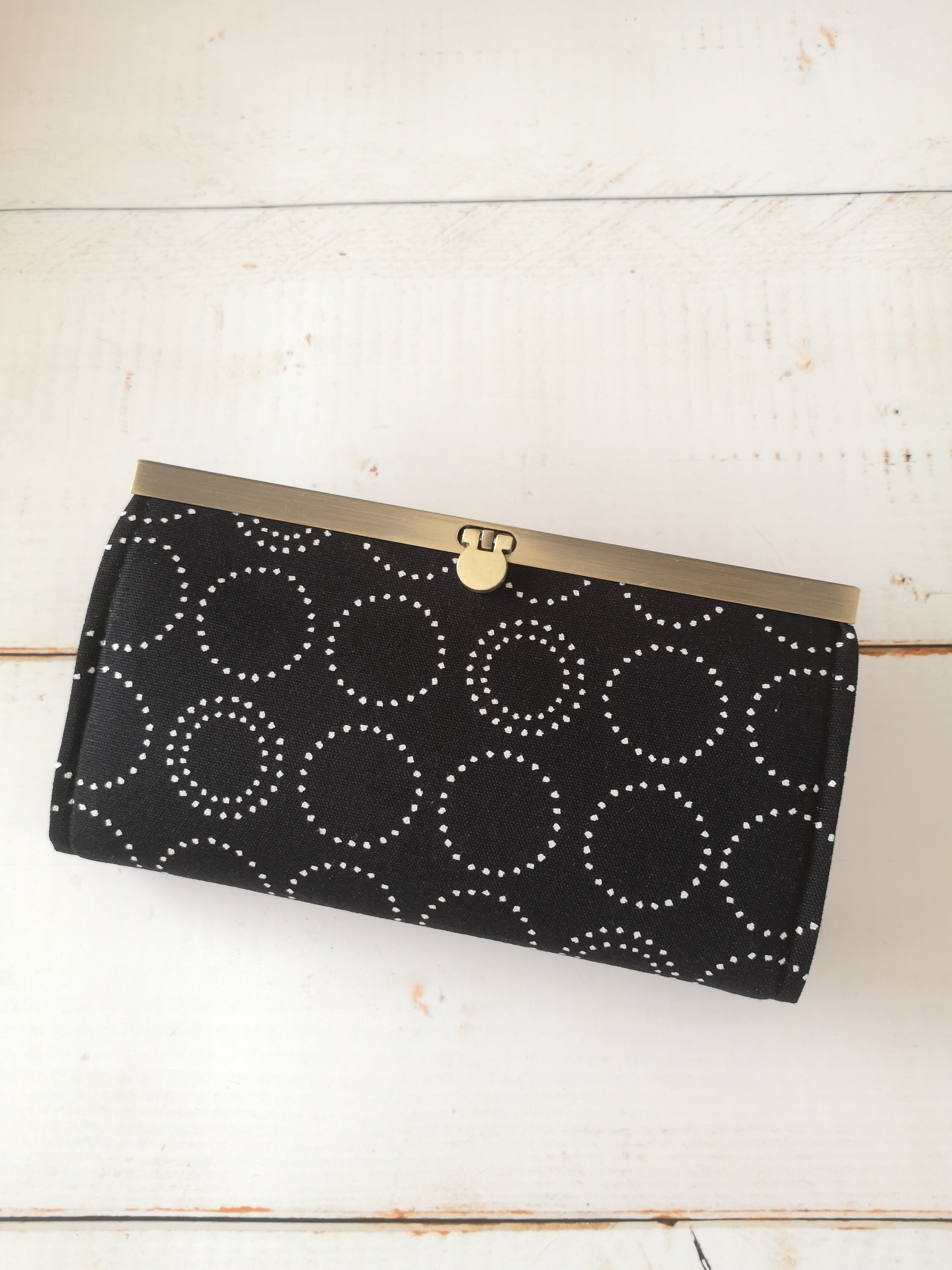 北欧風　黒地サークル柄 長財布 がま口