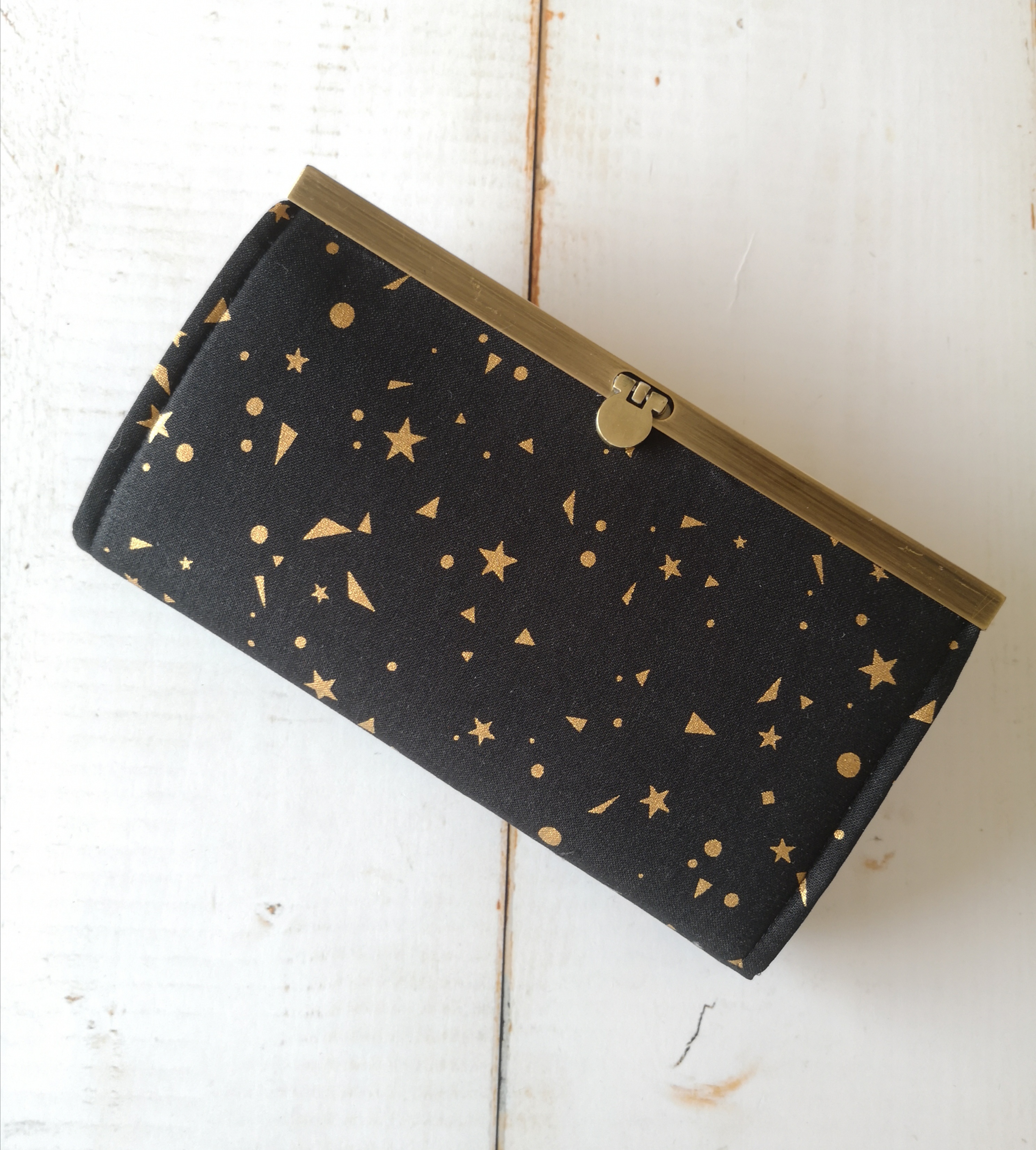 黒地ゴールド柄 長財布 大容量 がま口