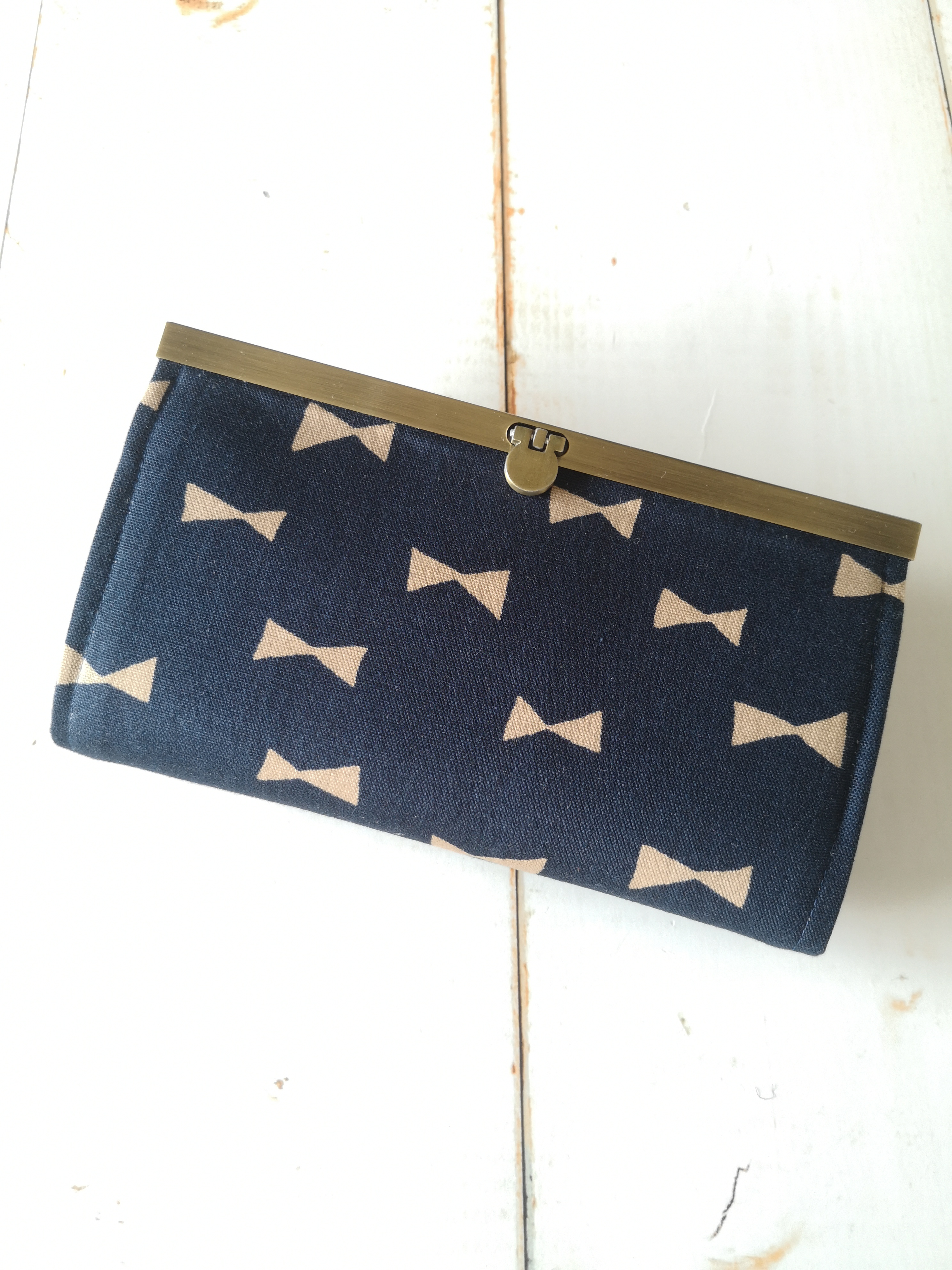 ネイビー×モカ色　リボン柄 長財布  がま口