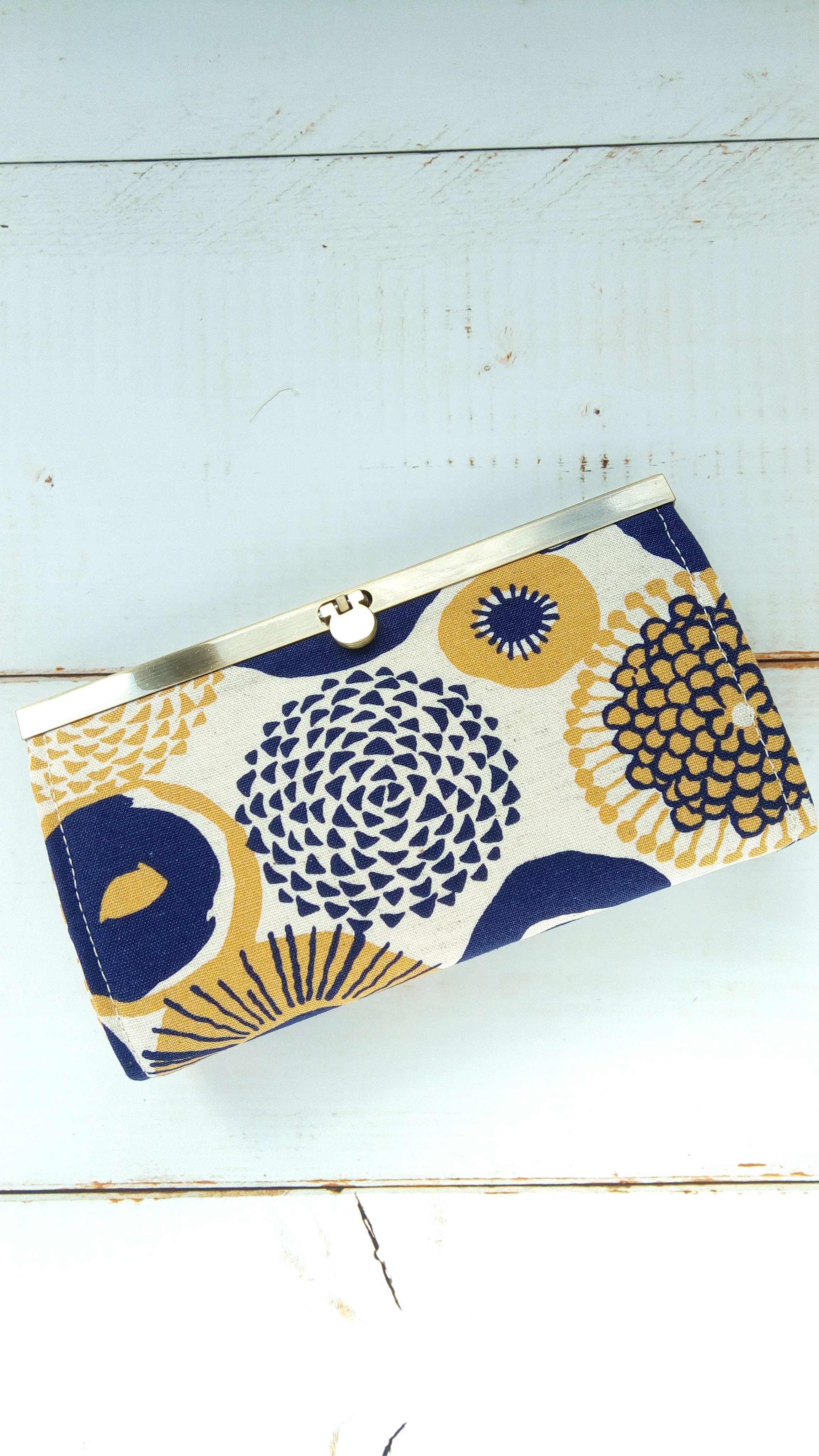 北欧風 イエローベージュとネイビー花柄 長財布 大容量 がま口