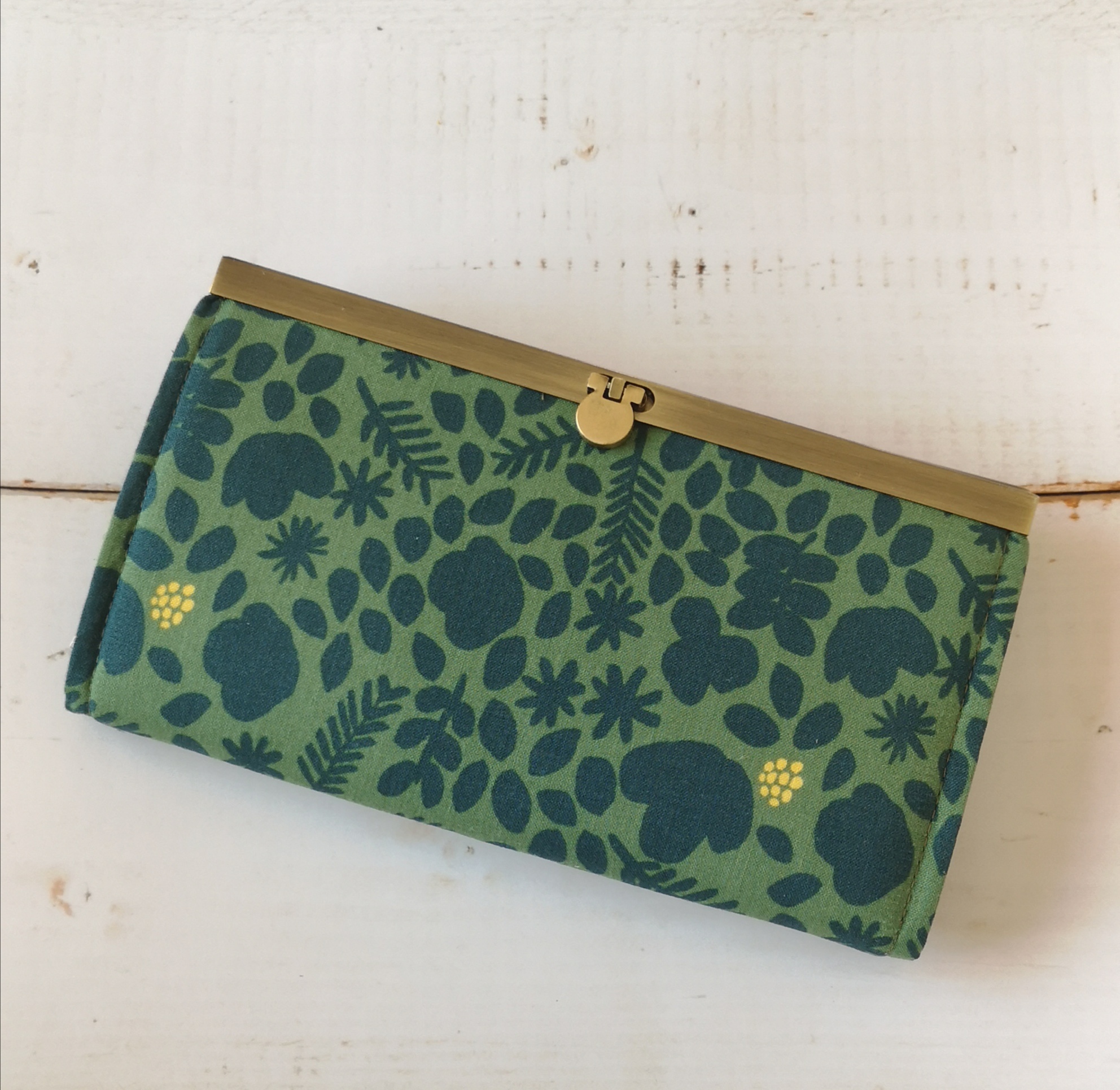 グリーンの植物柄 長財布 大容量 がま口
