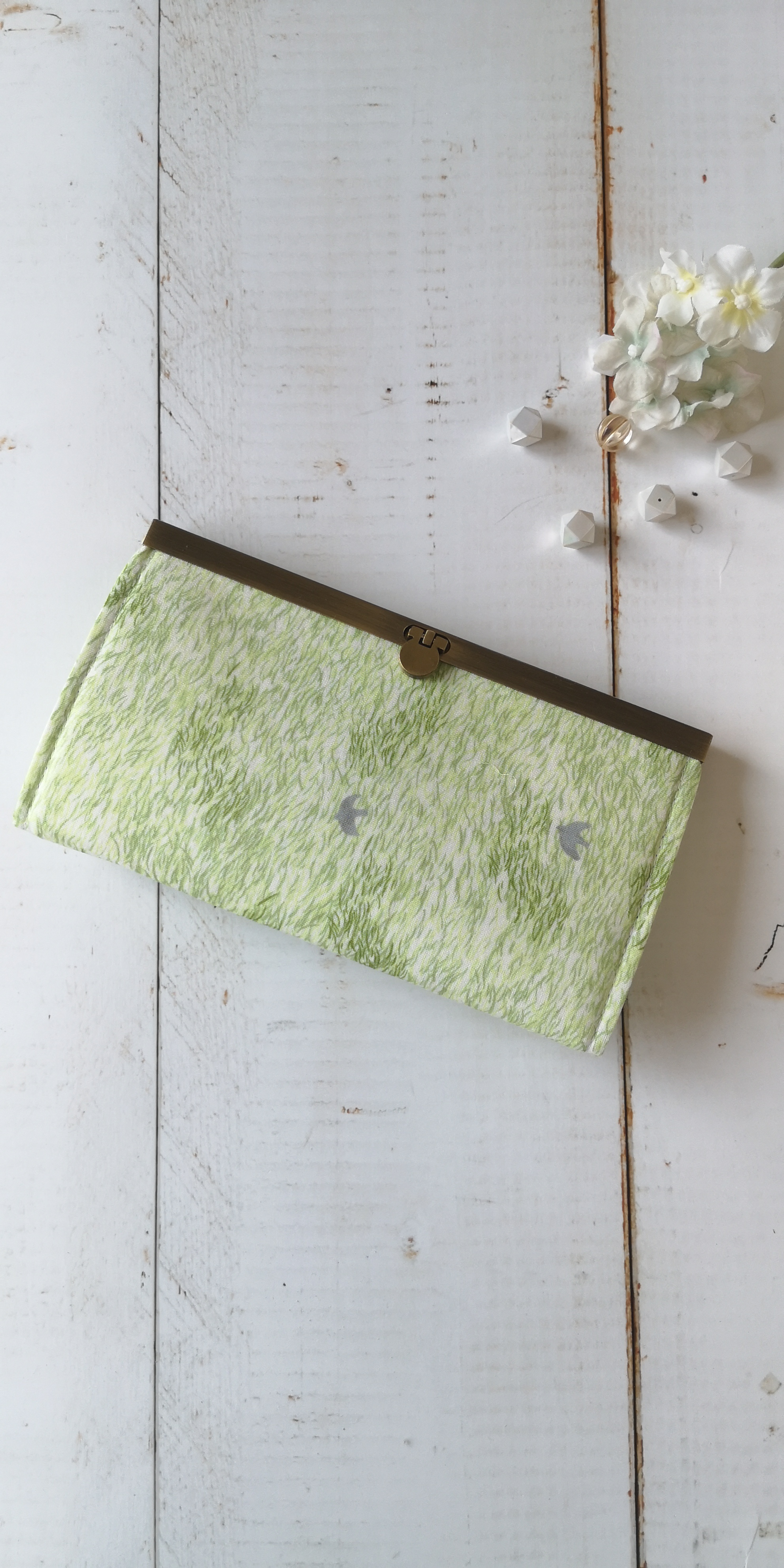 若草の草原に鳥柄 長財布 大容量 がま口