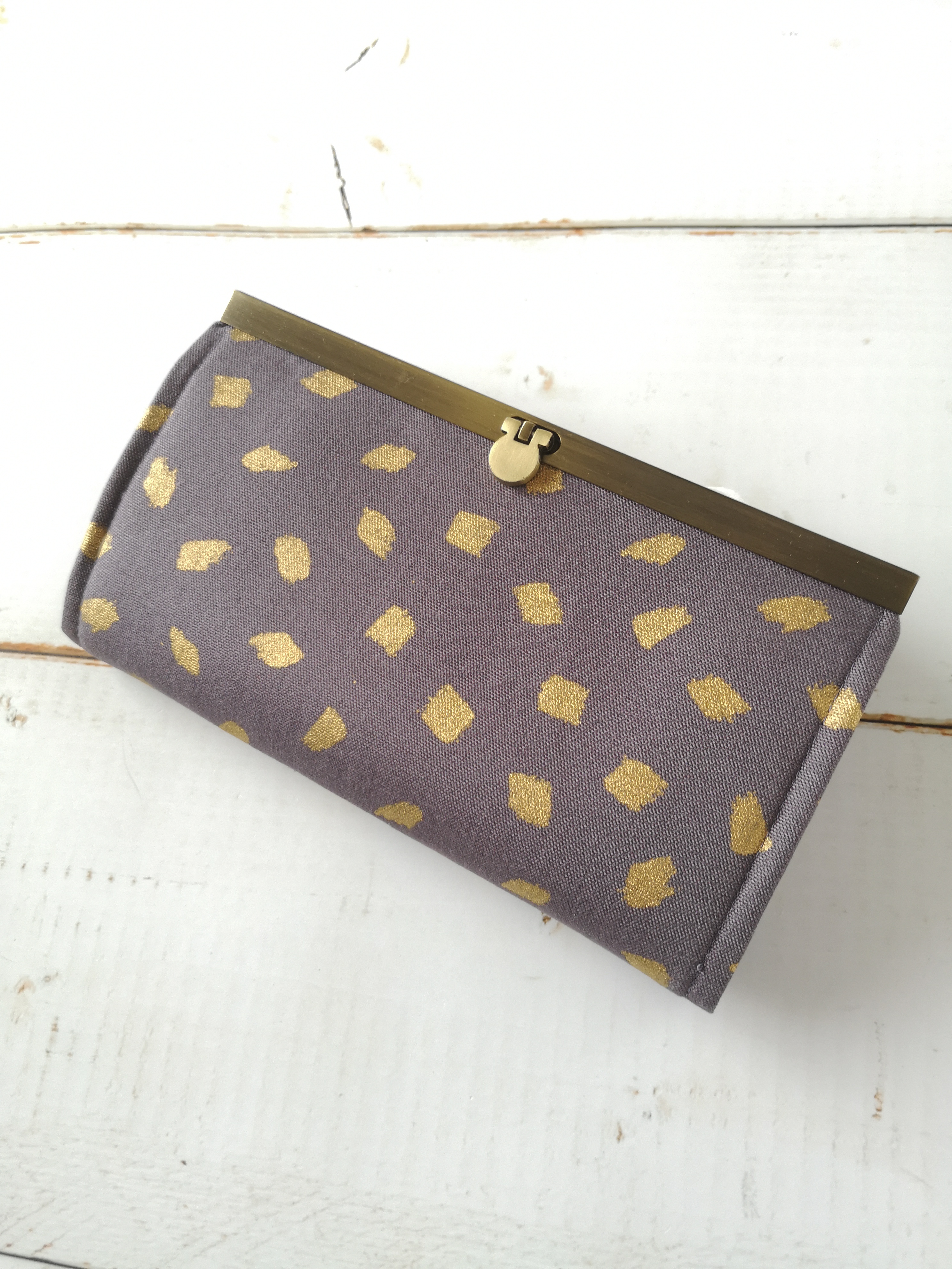 パープルグレーにゴールドペイント柄 長財布 大容量 がま口