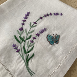 手刺繍　ハンカチ　蝶と花 2枚目の画像