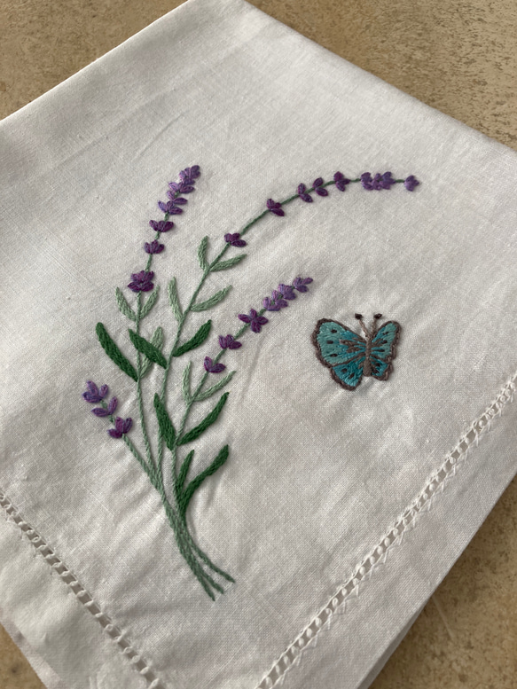 手刺繍　ハンカチ　蝶と花 2枚目の画像