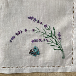 手刺繍　ハンカチ　蝶と花 5枚目の画像
