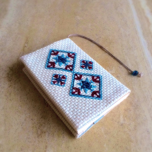 四角刺繍:ブックカバー :調節可:文庫 ブックカバー area-u 四角刺繍:ブックカバー :調節可:文庫 ブックカバー area-u