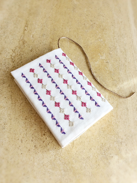 2種のパターン刺繍「蝶」：ブックカバー ：調節可：文庫 1枚目の画像