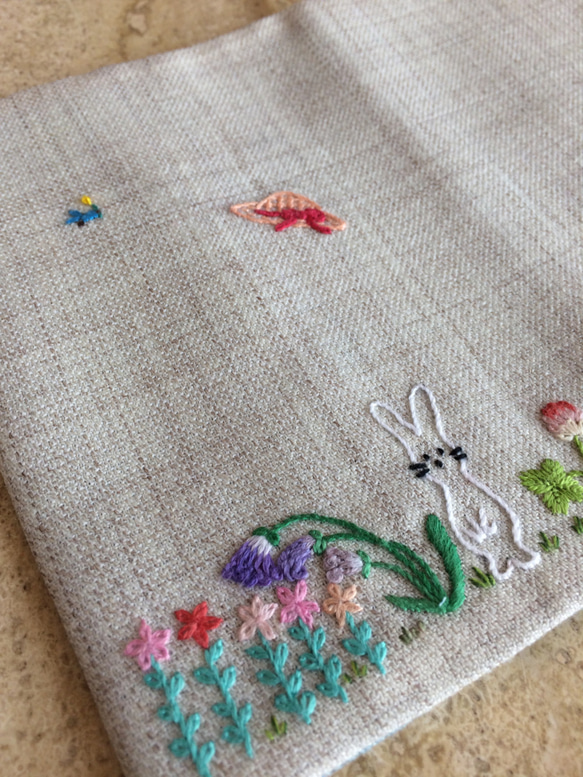 野原Ⅱ： 刺繍ブックカバー ：調節可：文庫 2枚目の画像