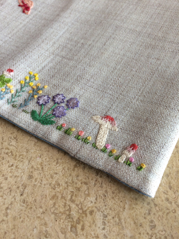 野原Ⅱ： 刺繍ブックカバー ：調節可：文庫 3枚目の画像