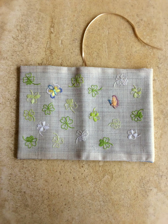 クローバーと蝶： 刺繍ブックカバー ：調節可：文庫 2枚目の画像